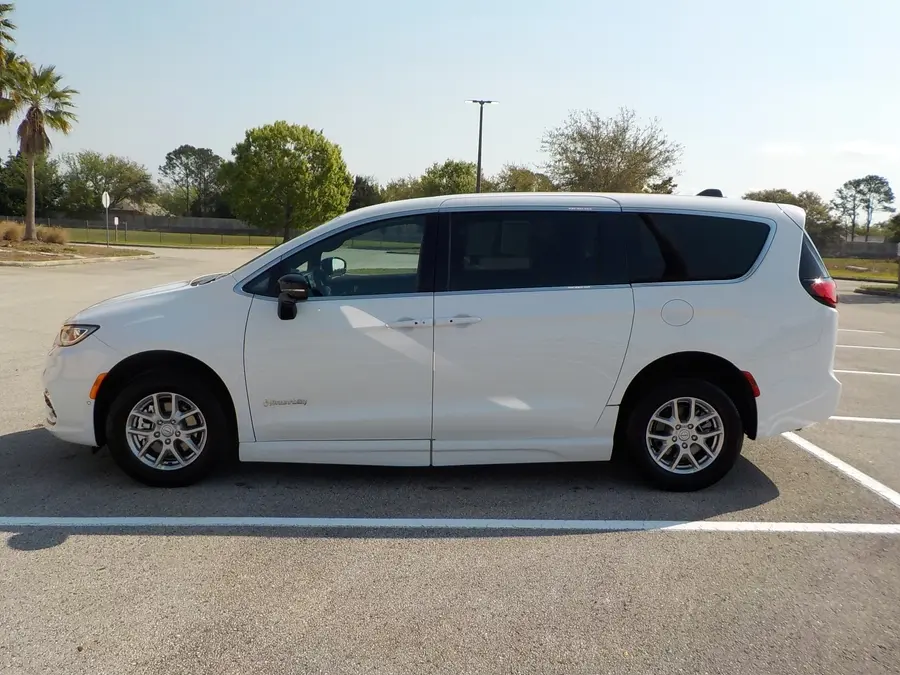 2026 Chrysler Pacifica Select photo 4