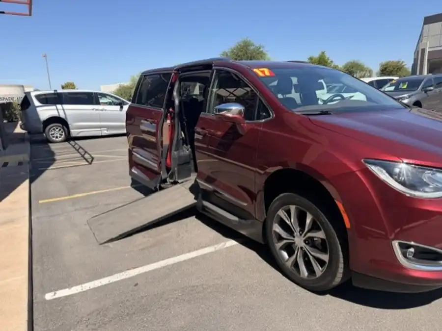 2017 Chrysler Pacifica Limited's photo