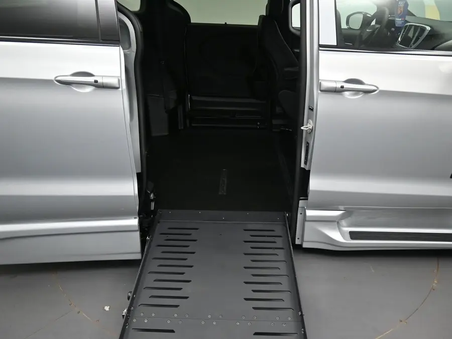 2026 Chrysler Pacifica Select photo 5