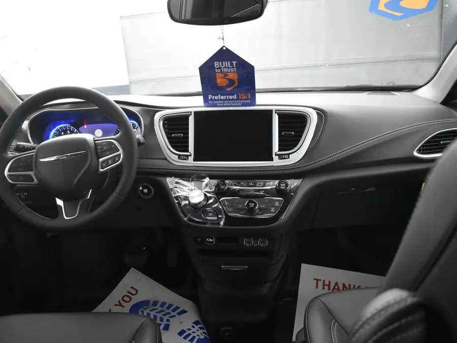 2025 Chrysler Pacifica Select photo 5