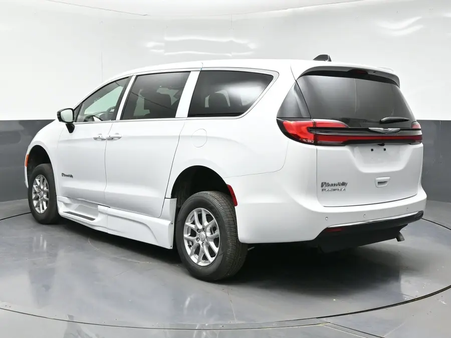 2026 Chrysler Pacifica Select photo 3
