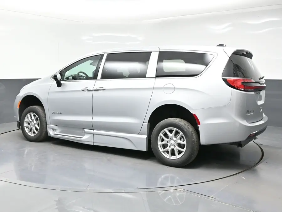 2026 Chrysler Pacifica Select photo 4