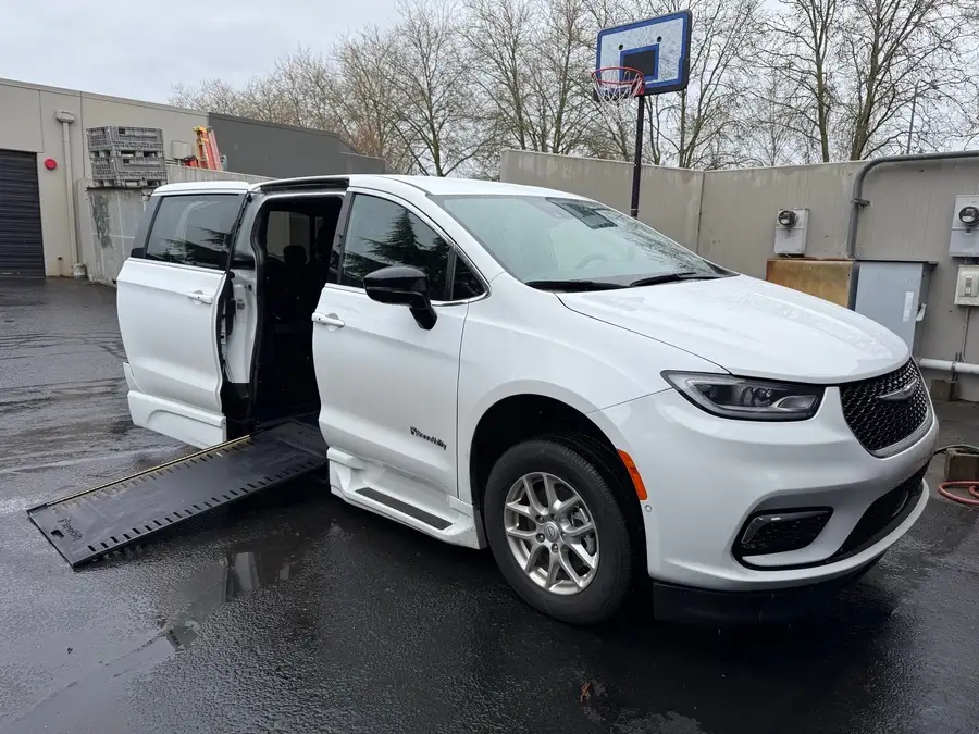 2025 Chrysler Pacifica Select photo 1