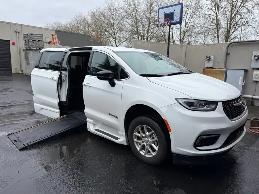 2025 Chrysler Pacifica Select's photo