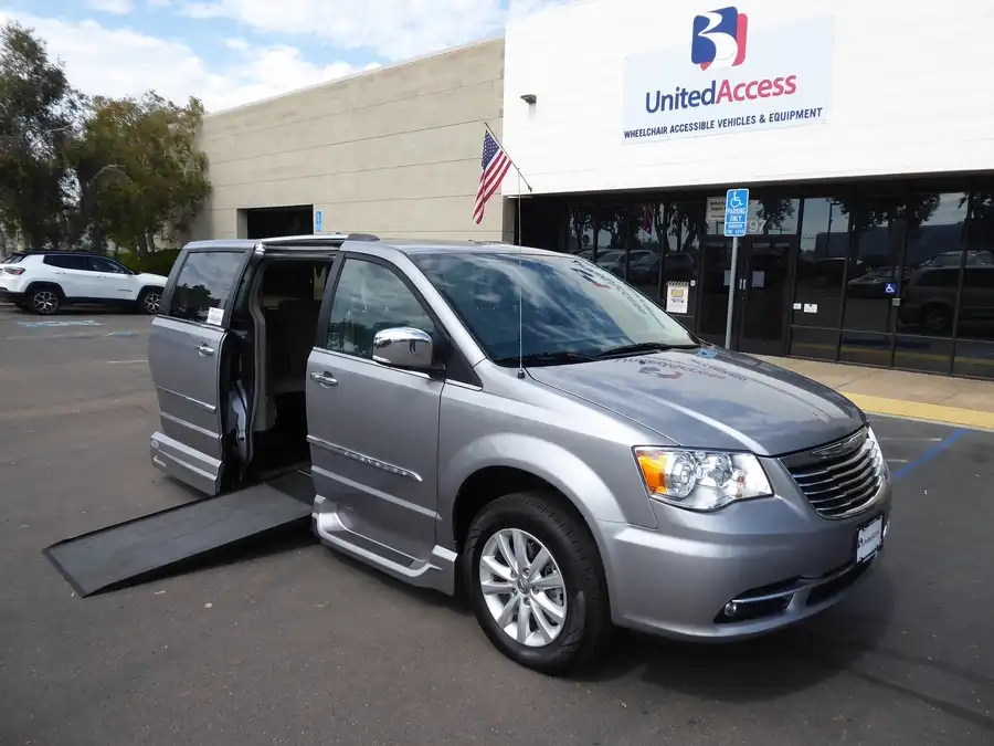 2016 Chrysler Town & Country Limited Platinum's photo