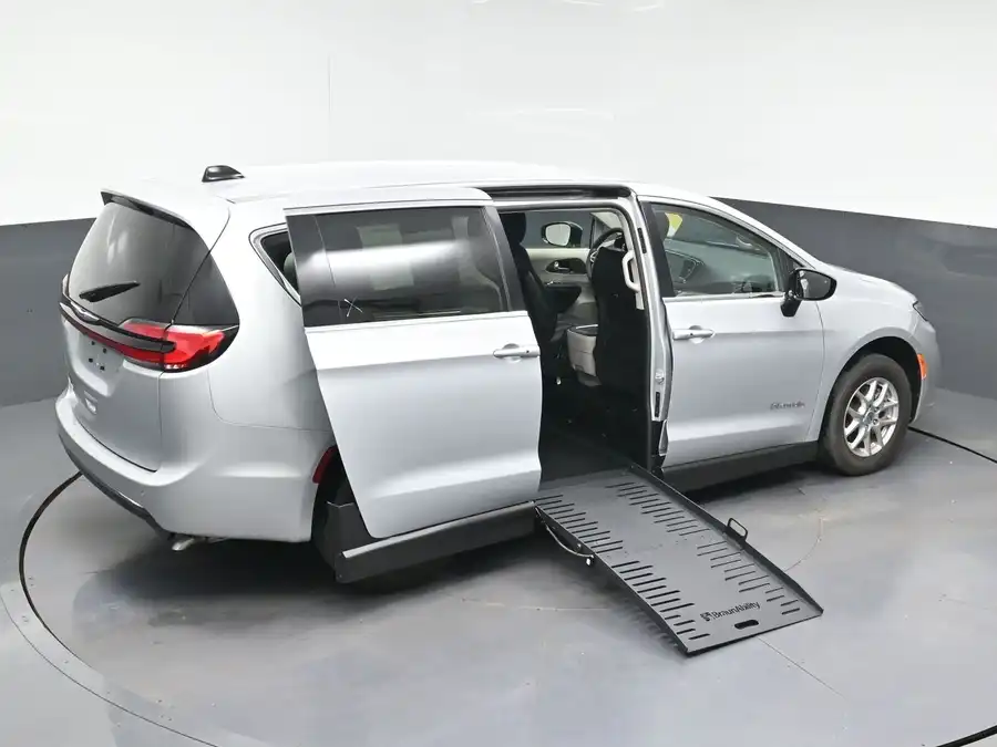 2024 Chrysler Pacifica Touring L's photo