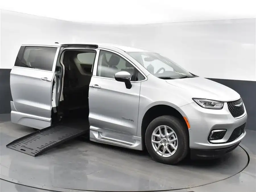 2024 Chrysler Pacifica Touring L's photo