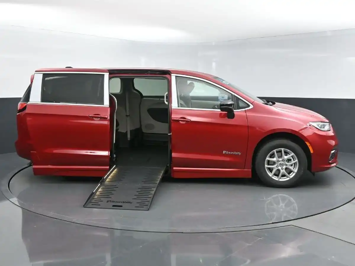 2024 Chrysler Pacifica Touring L's photo
