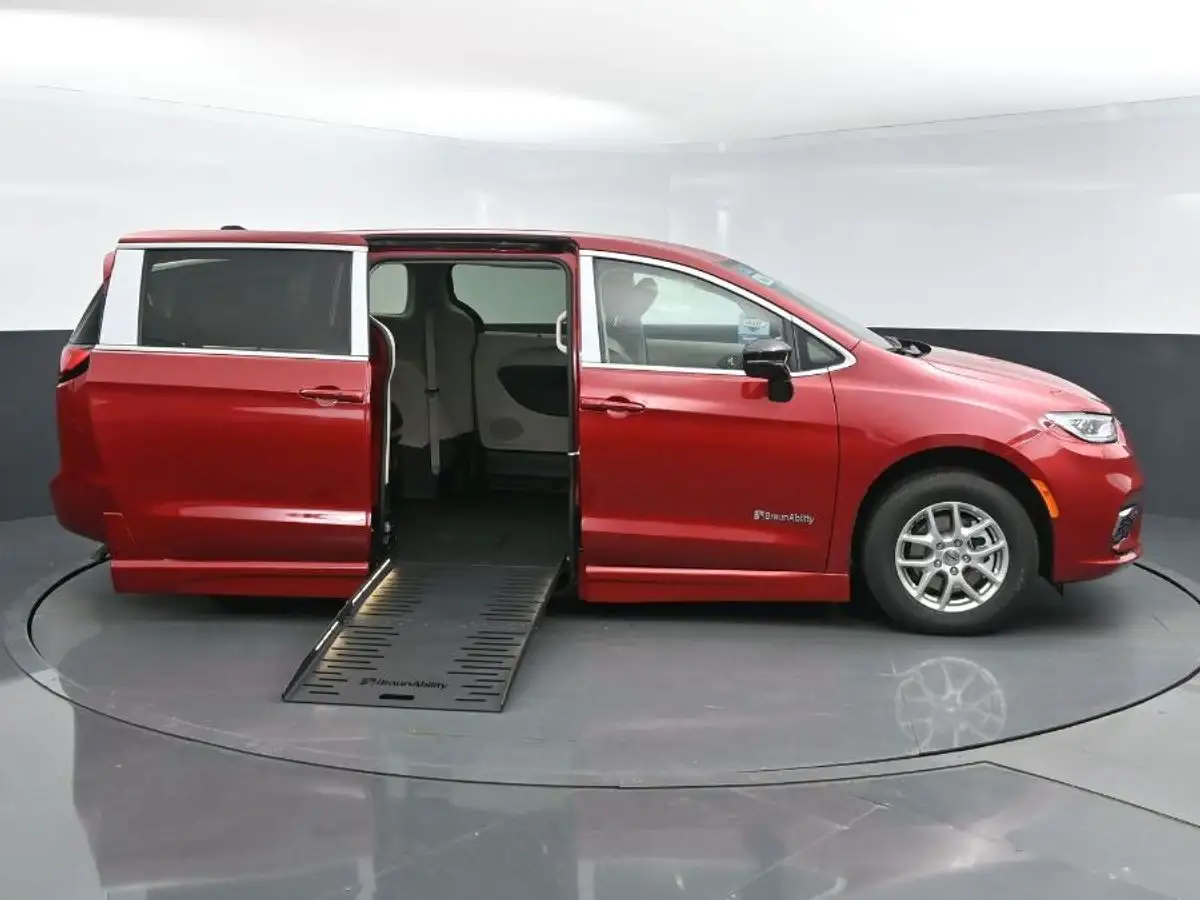 2024 Chrysler Pacifica Touring L's photo