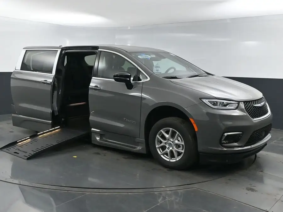 2025 Chrysler Pacifica Select photo 1