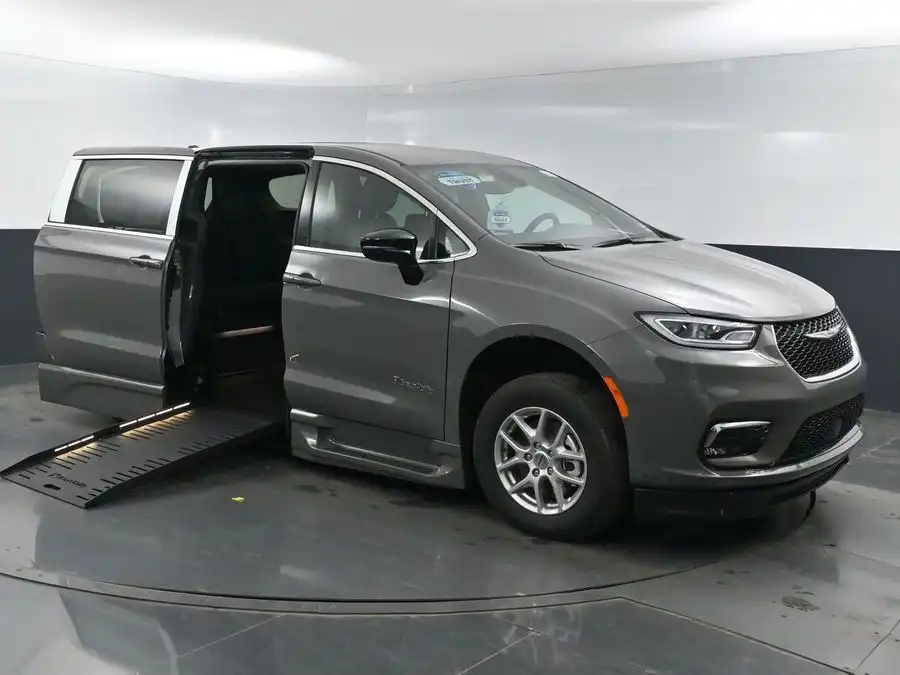 2025 Chrysler Pacifica Select's photo