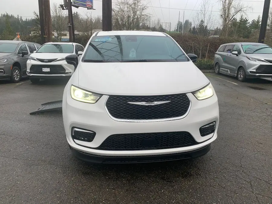 2025 Chrysler Pacifica Select photo 3