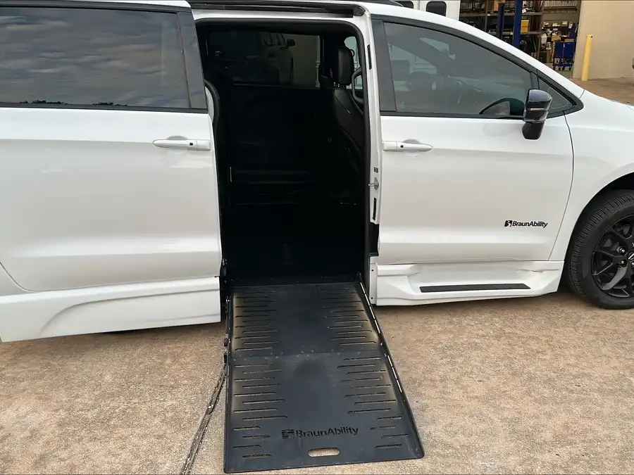 2024 Chrysler Pacifica Touring L's photo