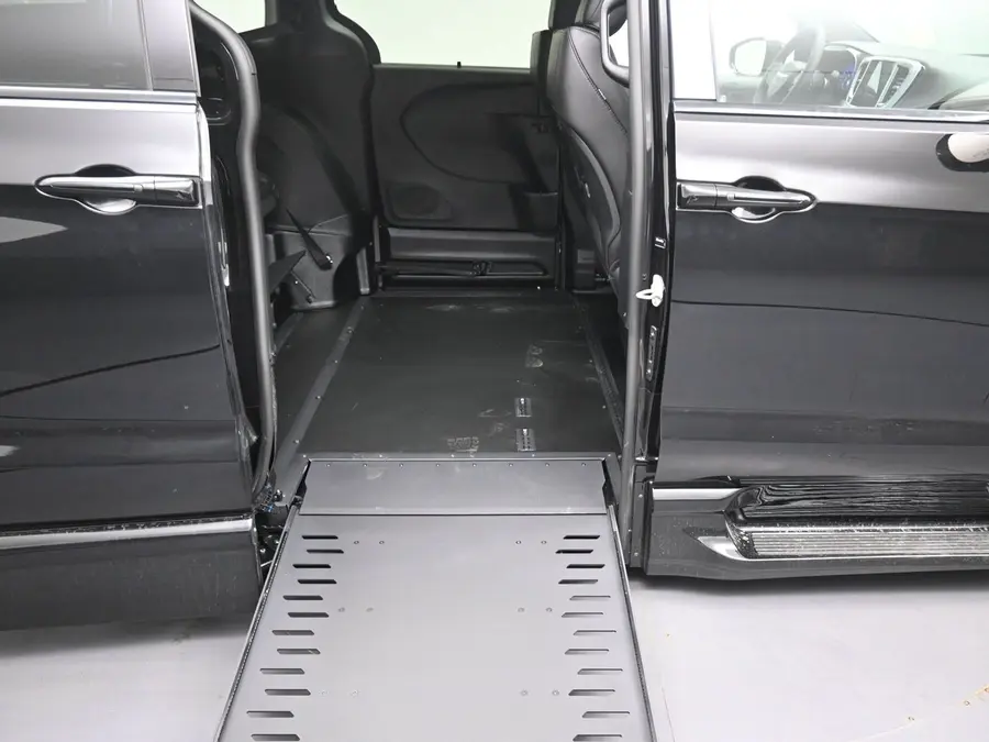 2026 Chrysler Pacifica Select photo 3