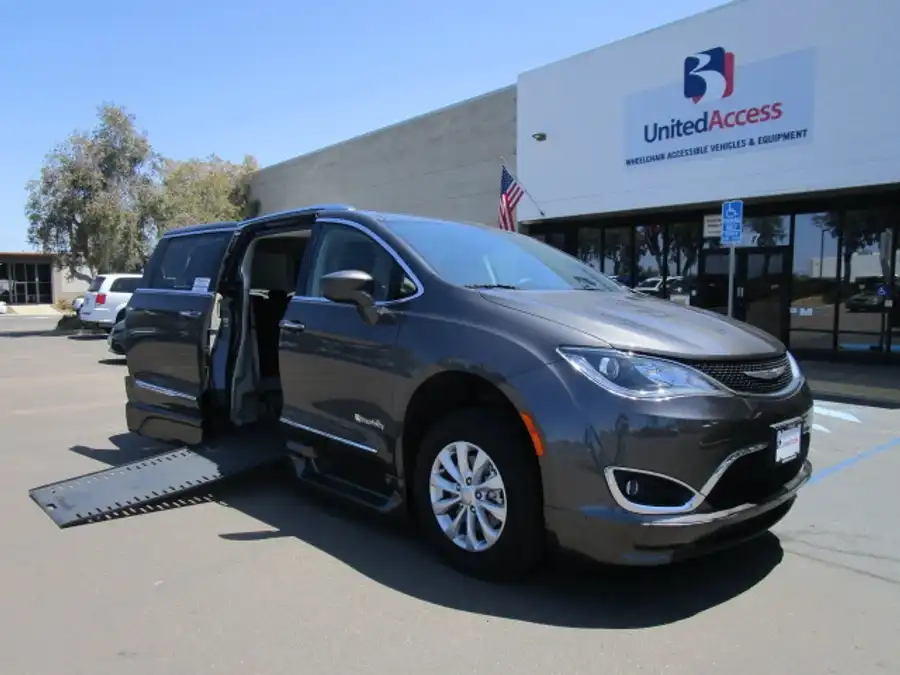 2018 Chrysler Pacifica Touring L's photo