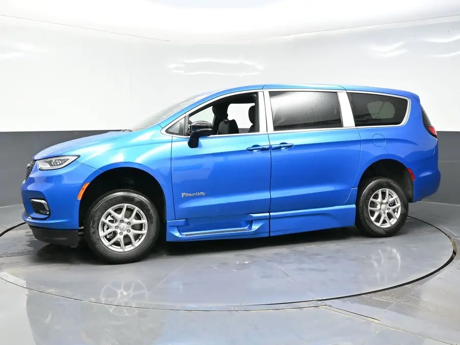 2026 Chrysler Pacifica Select photo 3