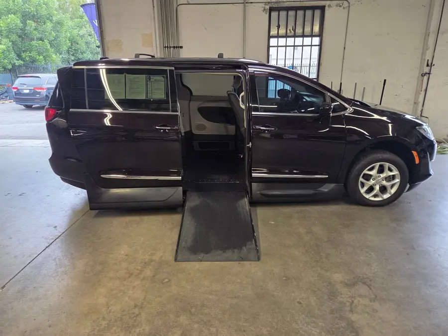 2017 Chrysler Pacifica Touring-L Plus photo 3