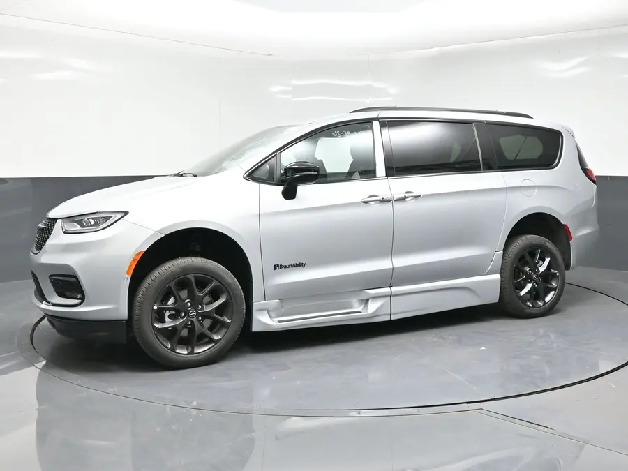 2026 Chrysler Pacifica Select photo 3