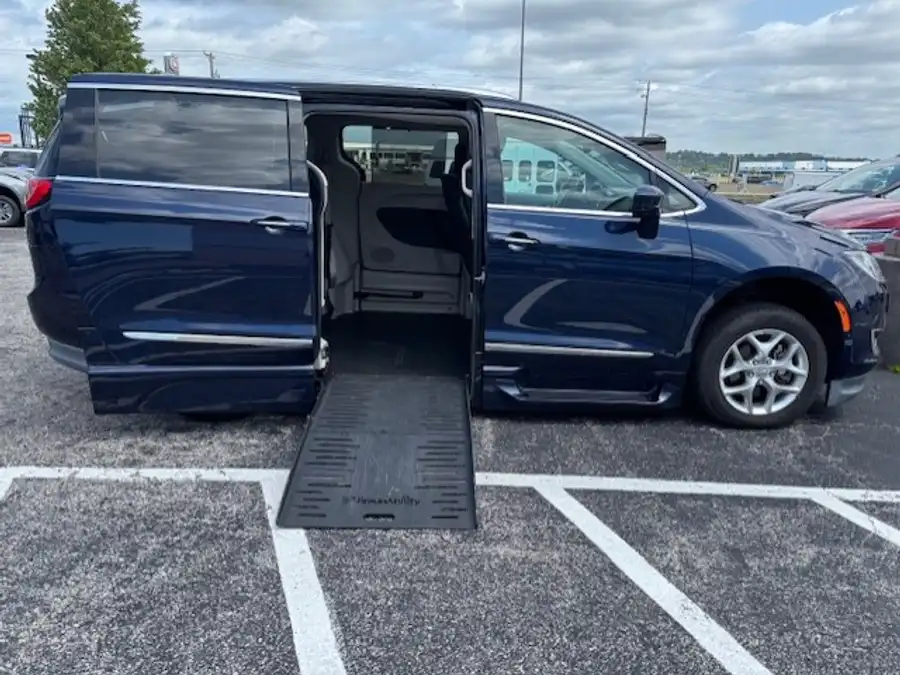 2019 Chrysler Pacifica Touring L Plus's photo