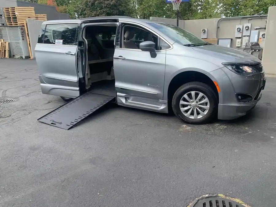 2017 Chrysler Pacifica Touring L's photo