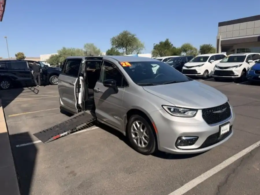 2024 Chrysler Pacifica Touring's photo