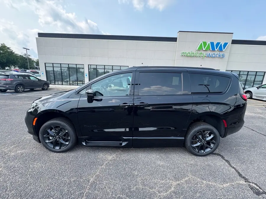 2026 Chrysler Pacifica Select photo 3