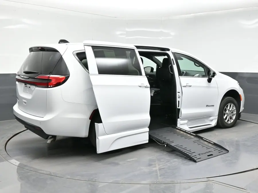 2026 Chrysler Pacifica Select photo 5
