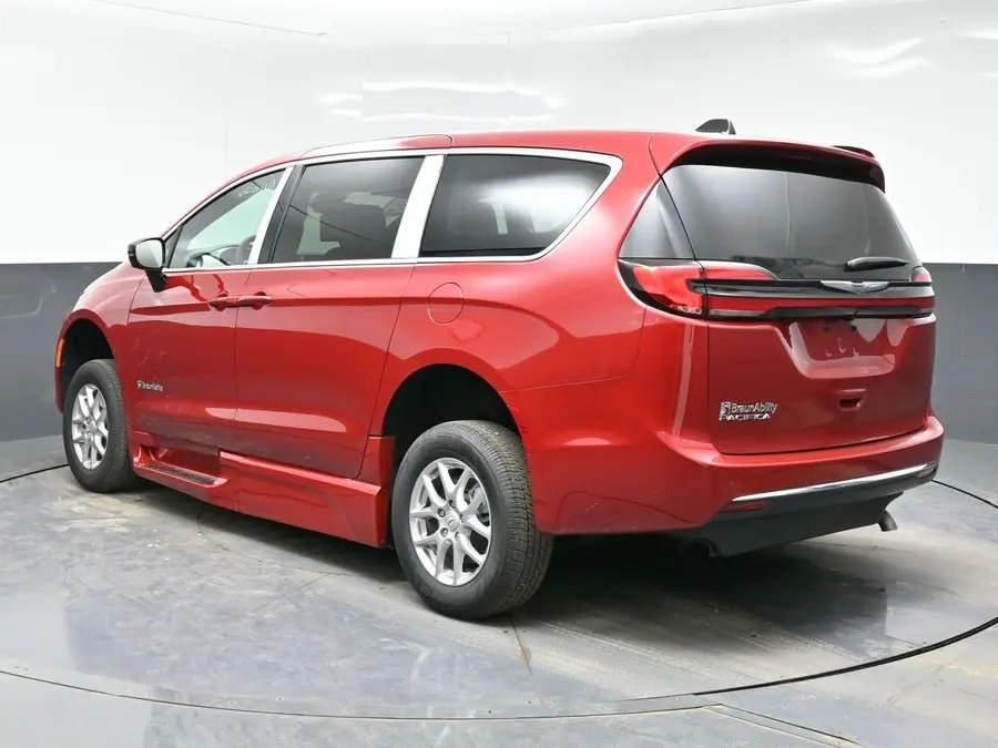2026 Chrysler Pacifica Select photo 3