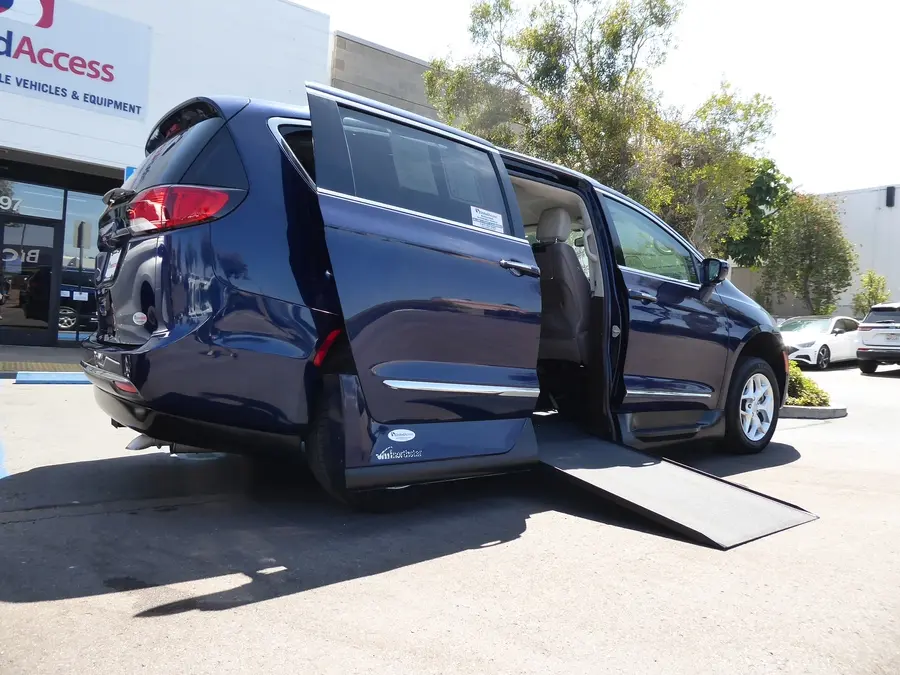2017 Chrysler Pacifica Touring L Plus photo 3