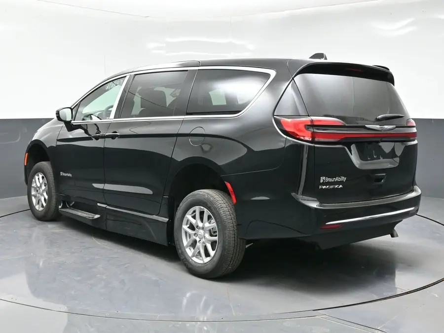 2026 Chrysler Pacifica Select photo 3