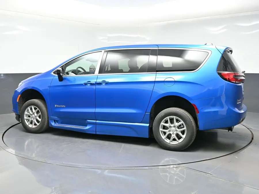 2026 Chrysler Pacifica Select photo 4