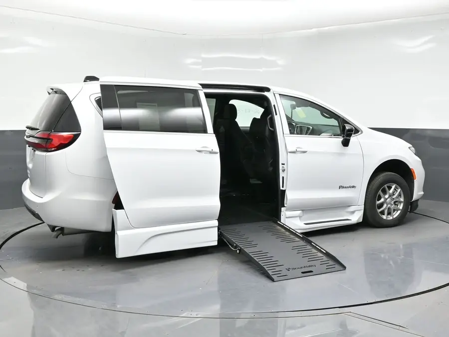 2026 Chrysler Pacifica Select photo 4