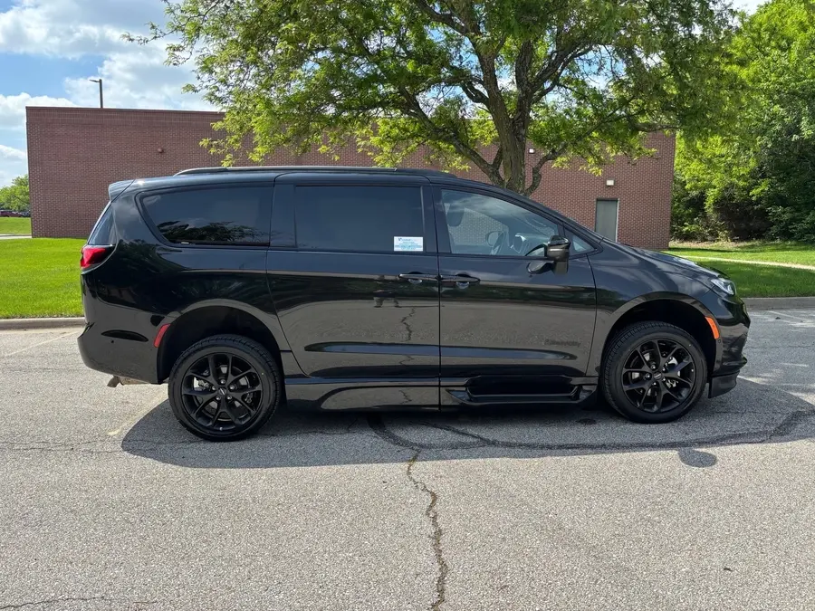 2023 Chrysler Pacifica Touring L photo 5