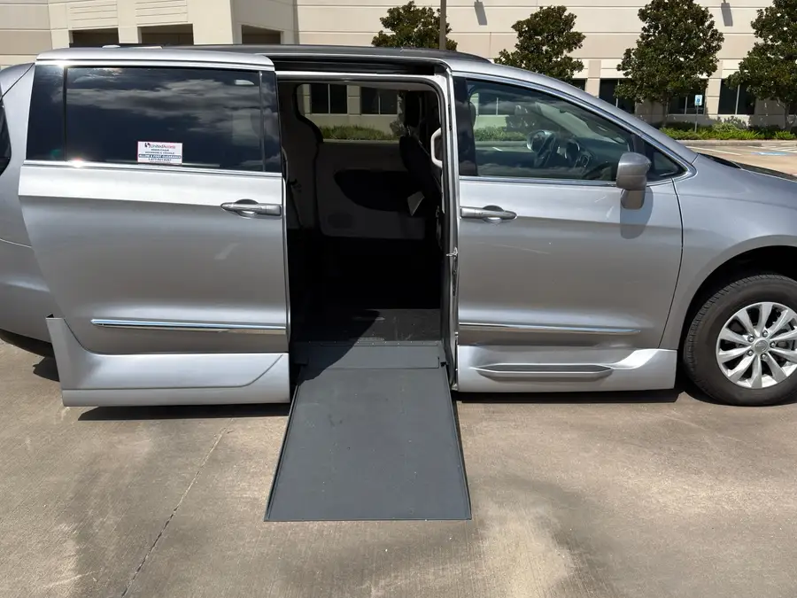 2017 Chrysler Pacifica Touring L photo 1