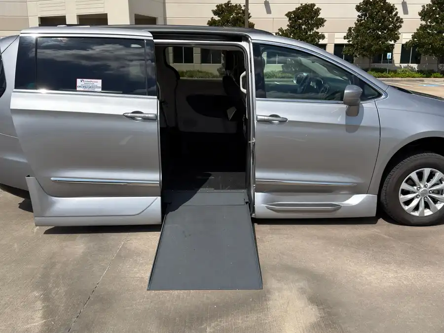 2017 Chrysler Pacifica Touring-L's photo