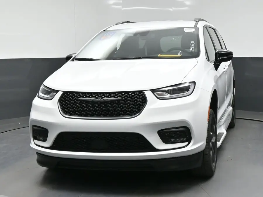2026 Chrysler Pacifica Select photo 4