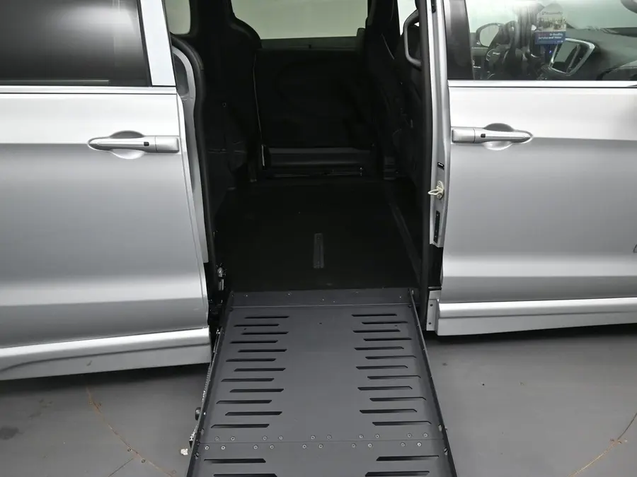 2026 Chrysler Pacifica Select photo 3