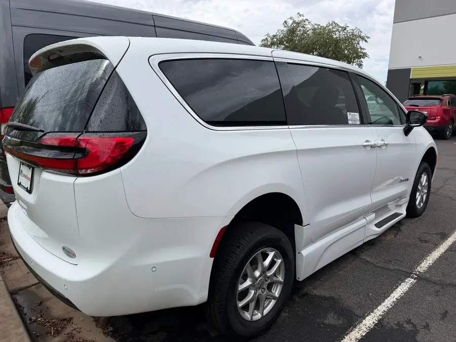 2025 Chrysler Pacifica Select photo 5