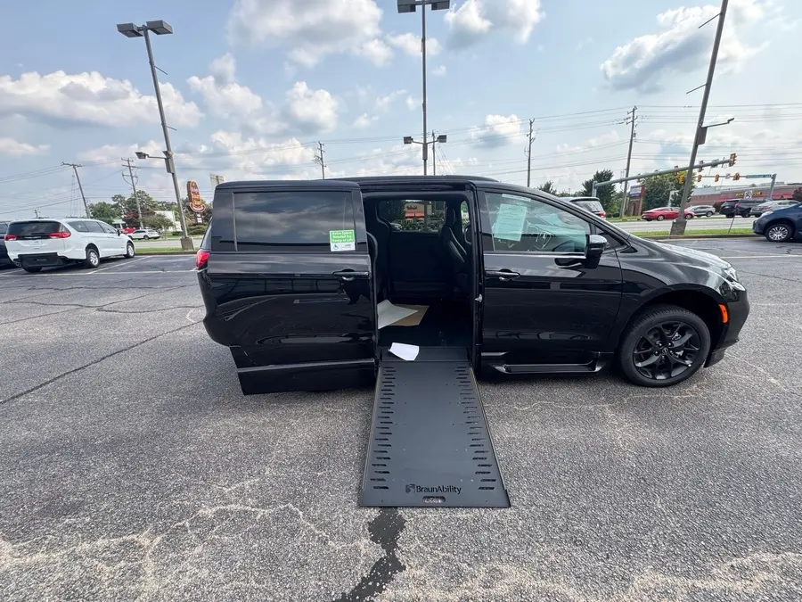 2026 Chrysler Pacifica Select photo 5