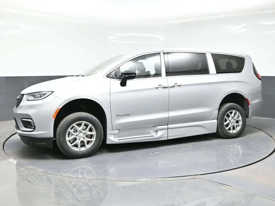 2026 Chrysler Pacifica Select photo 3