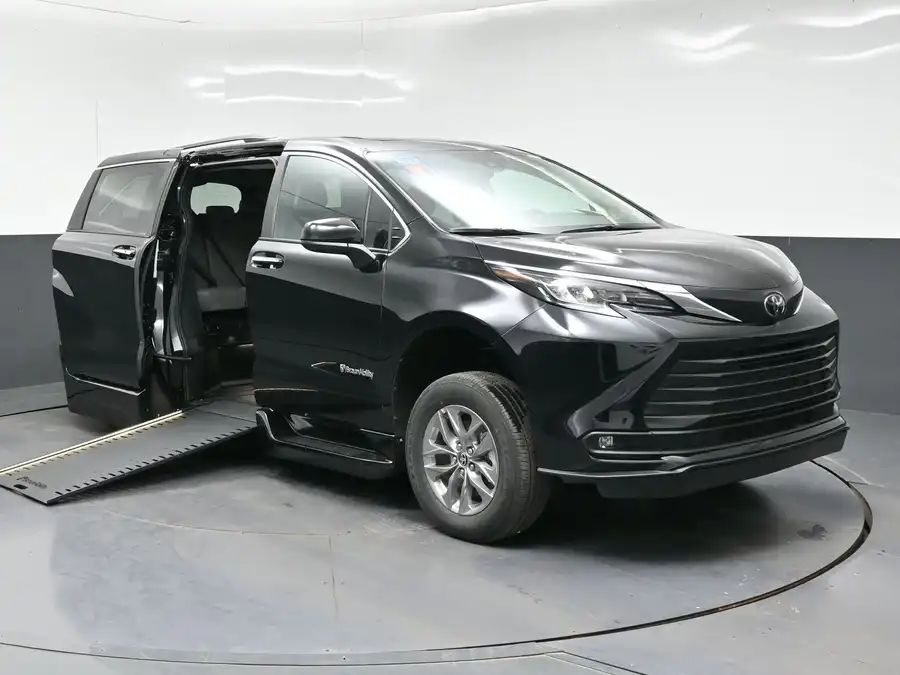 2026 Toyota Sienna XLE 7-Passenger Hybrid FWD's photo