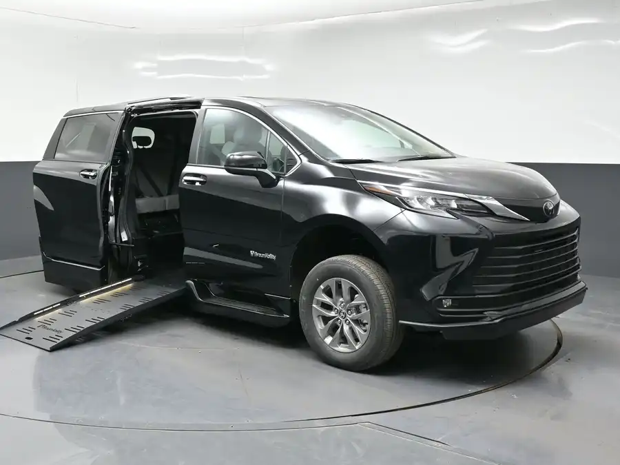 2026 Toyota Sienna XLE 7-Passenger Hybrid FWD's photo