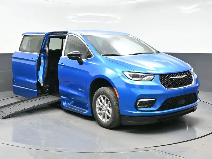 2026 Chrysler Pacifica Select's photo