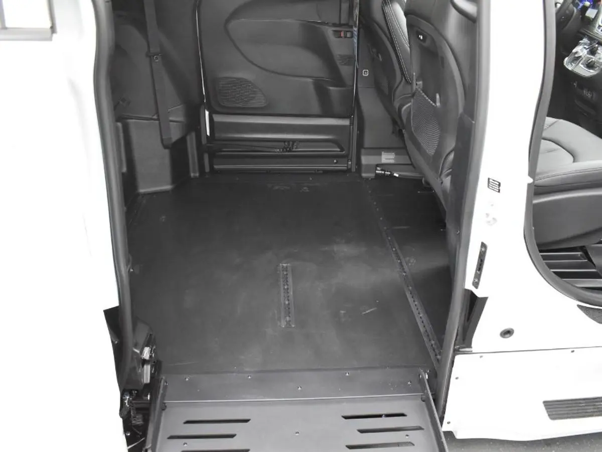 2024 Chrysler Pacifica Touring L photo 5
