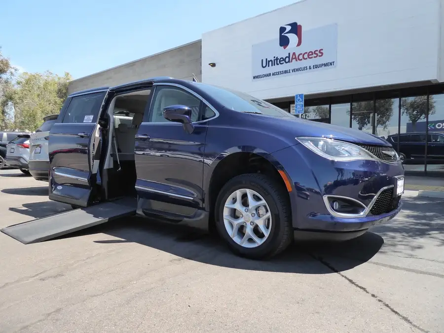 2017 Chrysler Pacifica Touring L Plus photo 1