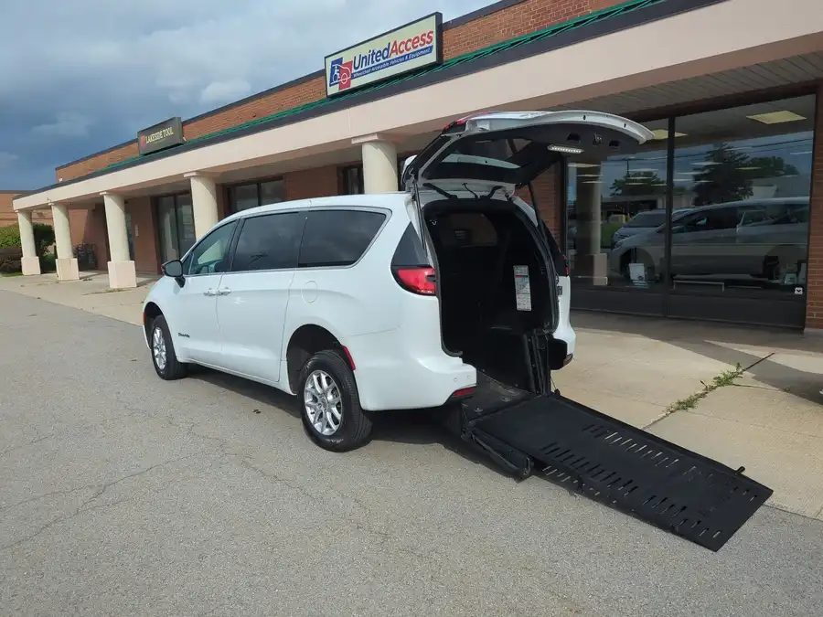 2024 Chrysler Pacifica Touring's photo
