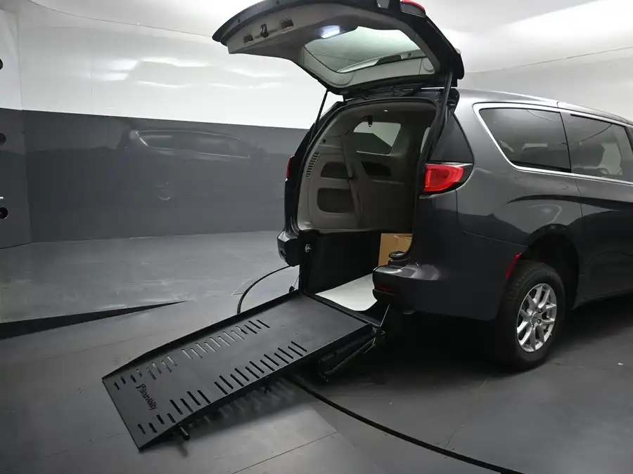 2023 Chrysler Voyager LX's photo