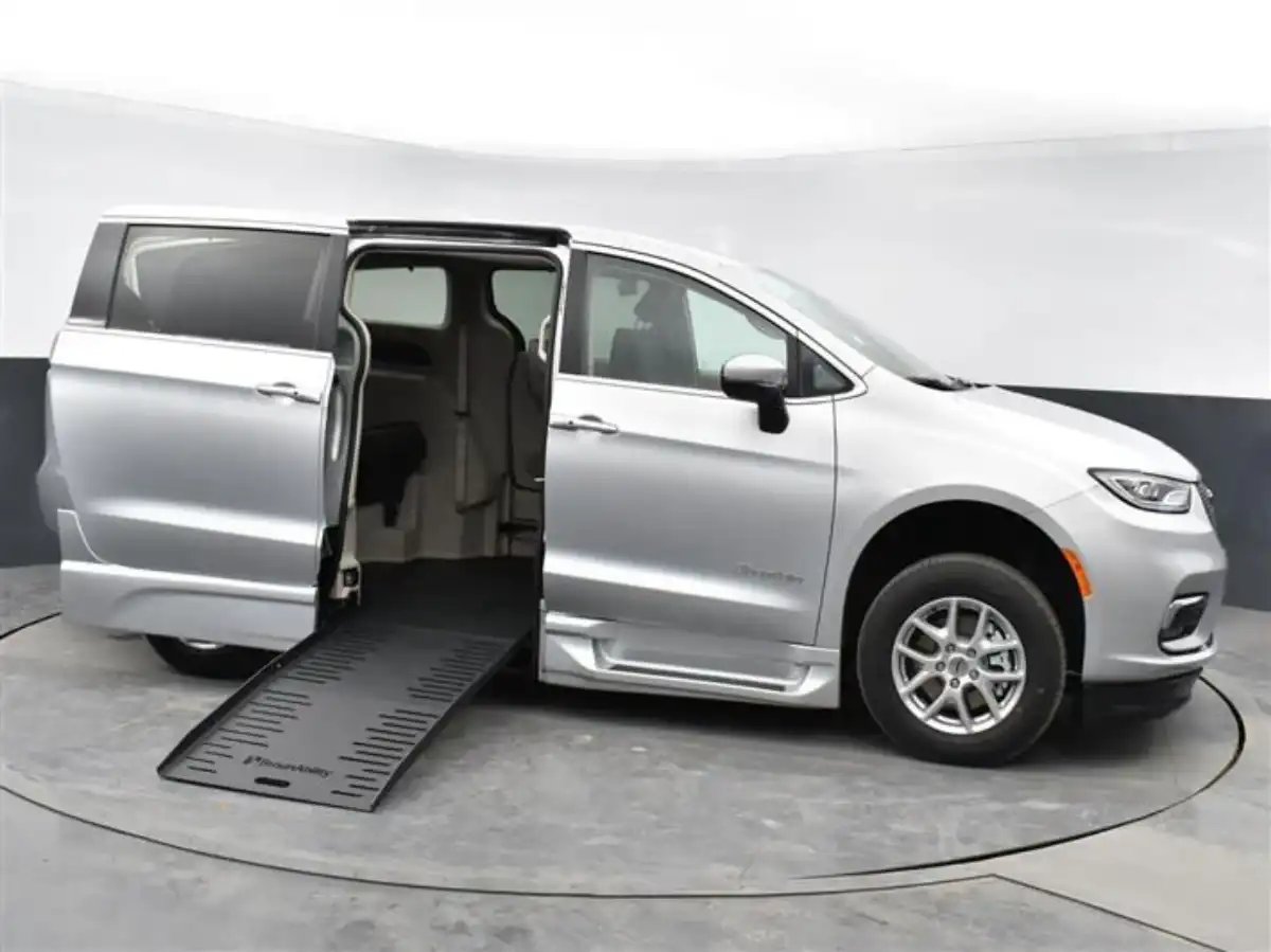 2023 Chrysler Pacifica Touring L's photo