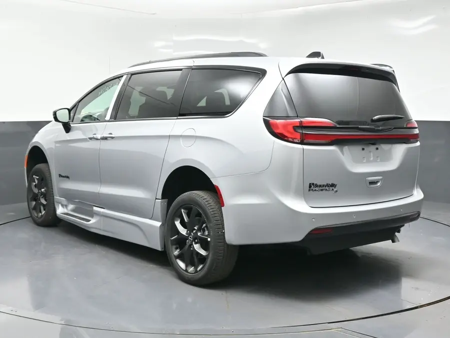 2026 Chrysler Pacifica Select photo 5