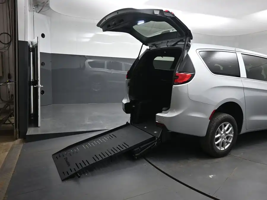 2026 Chrysler Pacifica Select's photo